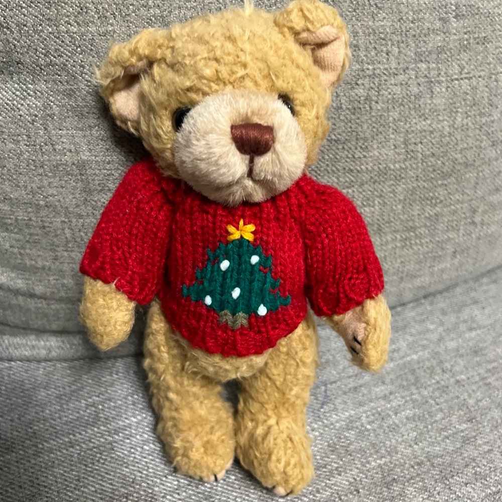 Nice plush teddy bear is a must-have for any collector! Made by GUND, this 17”